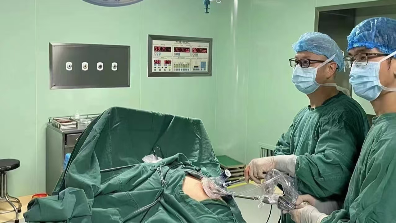 微创外科新突破！成都青城山医院普外科在省医院专家的指导下圆满完成首例单孔腹腔镜手术
