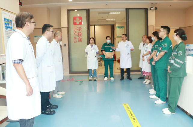 强化督导 持续改进--成都青城山医院院长深入急诊科参加晨会交班