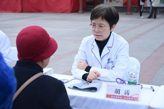 成都青城山医院圆满完成四川省侨界学雷锋志愿服务主题月义诊活动