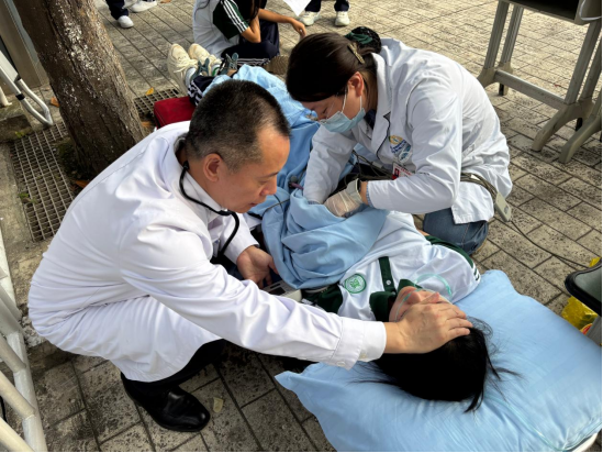 师爱严慈护学子，医者烈日守健康 | 成都青城山医院进校园为1148名学生体检